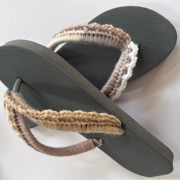 Crochet hand decorated flip flops - Picture 2 of 3
